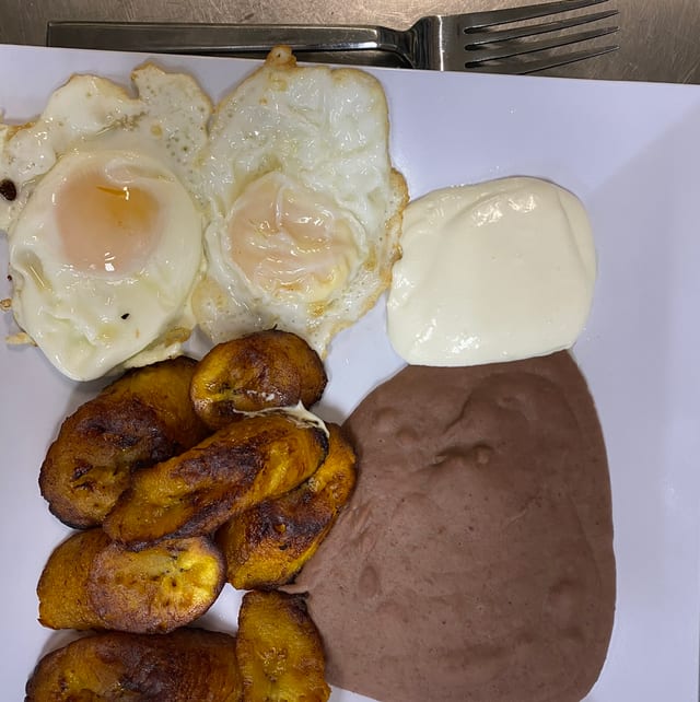 Plátano Con Huevo Estrellado.