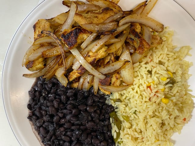 Pechuga Encebollado.