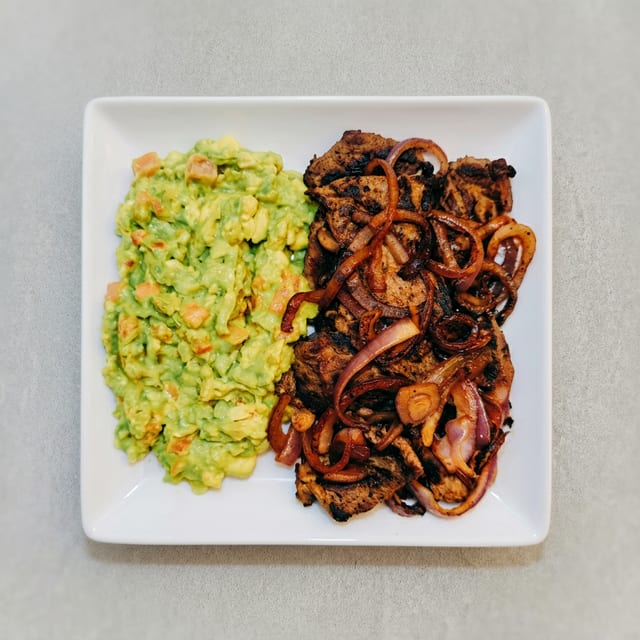 Avocado Con Bistec Encebollado.