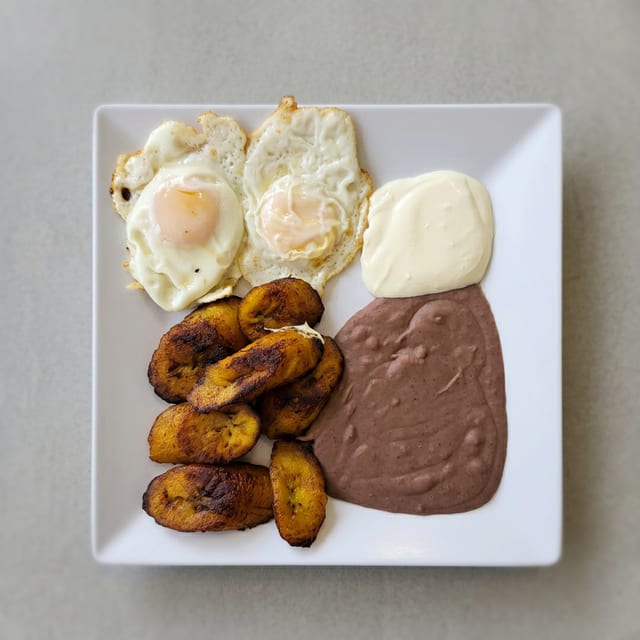Plátano Con Huevo Estrellado.